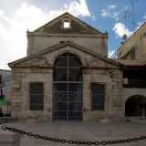 Il tempio, leggermente sopraelevato su un sagrato, si presenta con una semplice facciata in tufo segnata da un grande ingresso ad arco e sormontata da un timpano triangolare